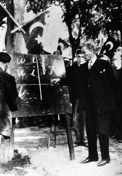 파일:external/upload.wikimedia.org/Ataturk-September_20%2C_1928.jpg