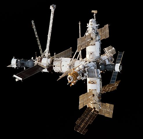파일:external/upload.wikimedia.org/493px-Mir_Space_Station_viewed_from_Endeavour_during_STS-89.jpg