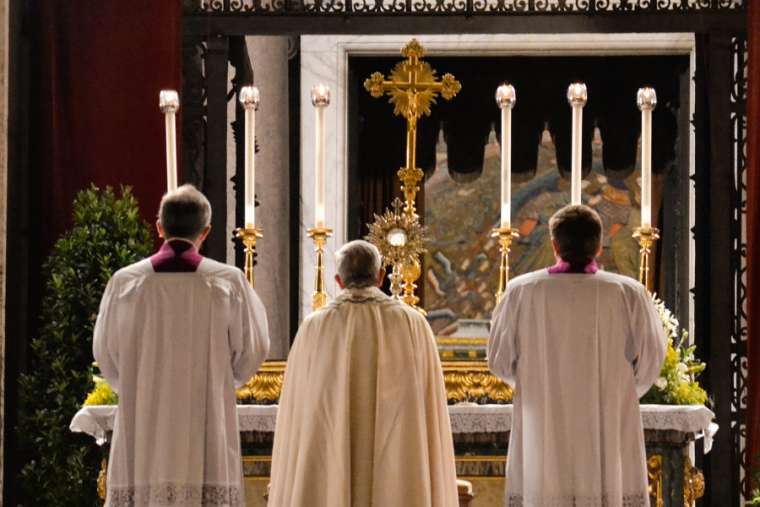 파일:Pope_Francis_At_June_2014_Eucharistic_Procession_Credit_Daniel_Ibanez_CNA_CNA.jpg