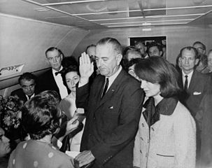 파일:external/upload.wikimedia.org/303px-Lyndon_B._Johnson_taking_the_oath_of_office%2C_November_1963.jpg