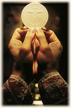 파일:external/www.institute-christ-king.org/eucharist_hand.jpg